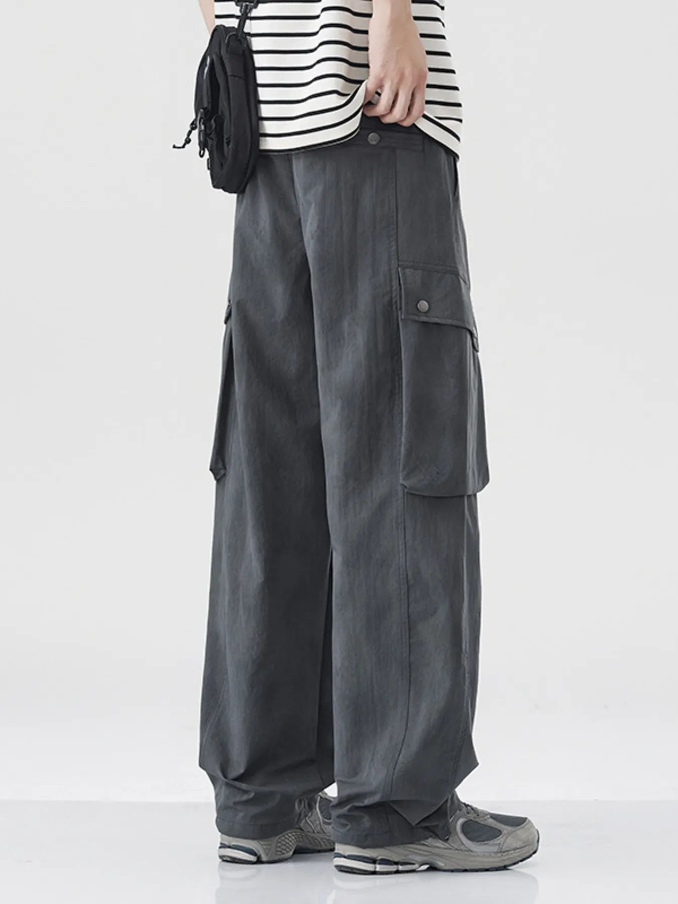 Men's Loose Fit Cargo Pants with Drawstring